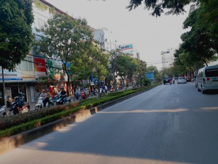 Bán nhà nguyên căn lô góc 45m2, đúc 5 tầng, giá 6.8 tỷ, đường Lạc Long Quân, Tây Hồ