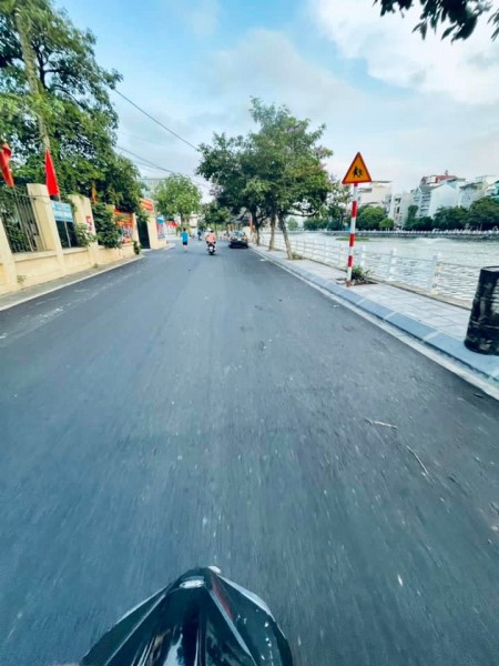 Bán gấp đất 110m2 phân lô gần hồ Bồ Đề ô tô vào nhà tương lai đẹp, sổ chính chủ