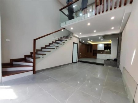 Nhà đẹp Yên Lạc Hai Bà Trưng, ô tô vào nhà, kinh doanh VP, 60M2 x 4,5 Tầng, Chỉ 6,8 tỷ.