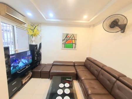 Cần bán nhà Đê La Thành Đống Đa, dt 45m2, 6 tầng, giá 5.x tỷ, nhà đẹp ô tô, kinh doanh