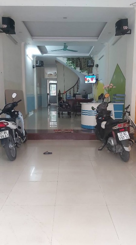 Mặt phố Giáp Bát Hoàng Mai, kinh doanh ô tô vào nhà, dt 95m2, giá chỉ 14.3 tỷ