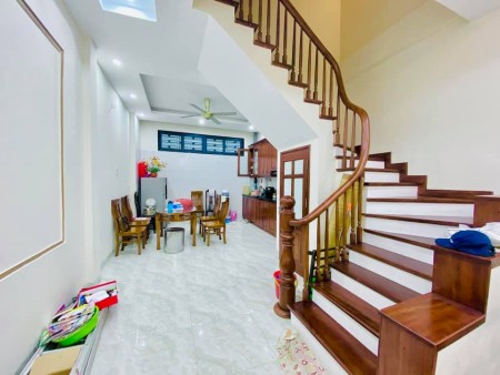 Bán nhà Nguyễn Ngọc Vũ mới đẹp, tặng 100% nội thất, 45m2X6T, mặt tiền 4.2m, 6.8 tỷ