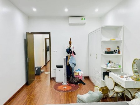 Bán nhà nguyên căn Hoàng Quốc Việt dân trí cao diện tích 30m2, giá bán 2.9 tỷ