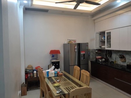 Bán nhà nguyên căn Hào Nam Quận Đống Đa, dt 42m2, 3 tầng mt 5m, giá chỉ hơn 3 tỷ
