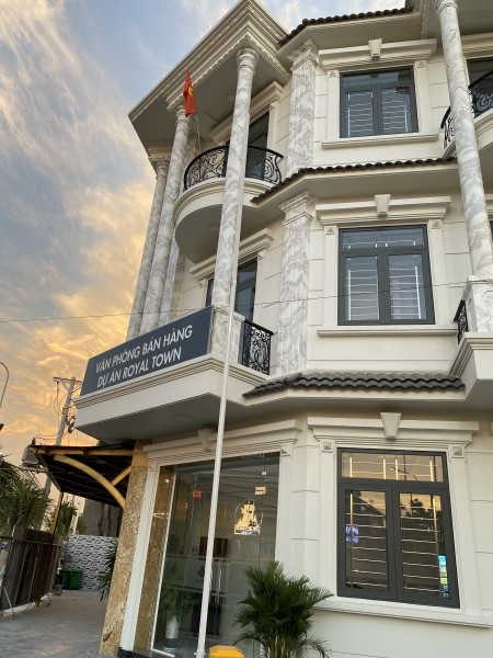 Bán nhà nguyên căn hoàn thiện kiến trúc hiện đại, còn mới, bàn giao trống chưa nội thất