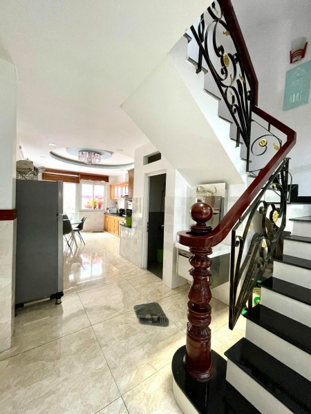 Bán gấp! Bán nhà Lạc Long Quân, Tân Bình diện tích 52m2, 3 tầng, giá chỉ 4 tỷ 5