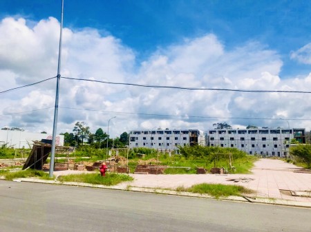 Nhà phố mới xây đường mặt tiền 4 công viên lớn, giá 4.7 tỷ, lhcc