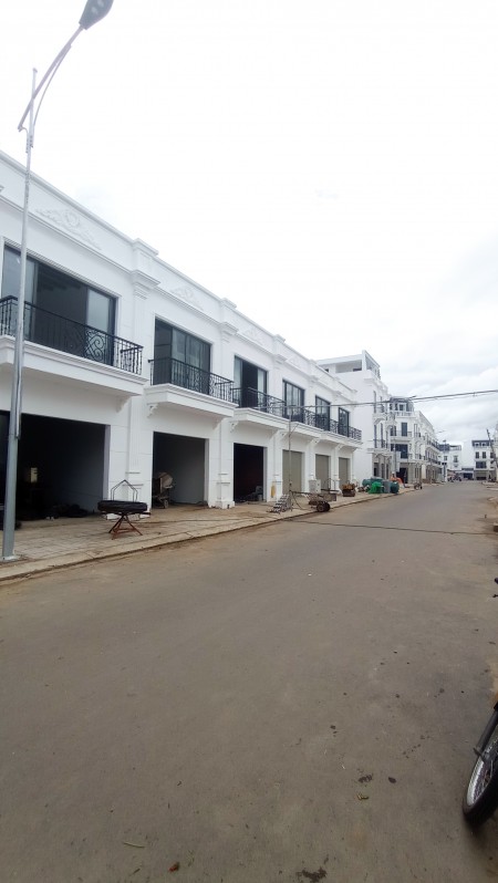 Chủ ngộp ngân hàng mùa dịch, cần ra gấp nhà phố trung tâm chợ thương mại