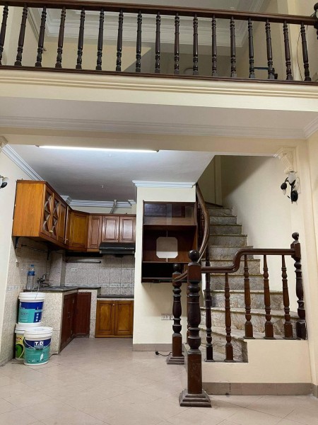 Nhà gần Có Ngã Tư Sở bán giá nhỉnh 2 tỷ, đúc 4.5 tầng gần phố 30m, lhcc