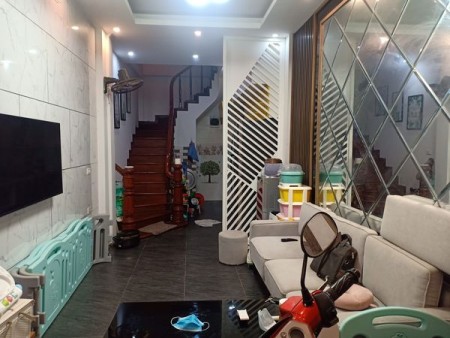 Quá hiếm! Bán nhà phố Tôn Thất Tùng Đống Đa Bệnh viện Đại Học Y oto sát cửa 42m chỉ 3.9 tỷ