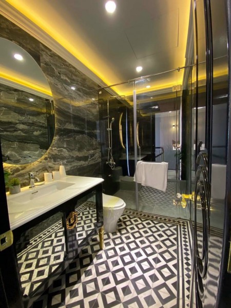 Bán gấp nhà Nguyễn Trãi P2 Q5, 82m2, 4 tầng, tặng nội thất Vip, Hẻm rộng 10m