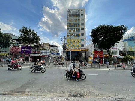 Cho thuê nhà mặt tiền ngay ngã tư Hàng Xanh, 1 trệt, 1 lầu đúc kiên cố, chính chủ