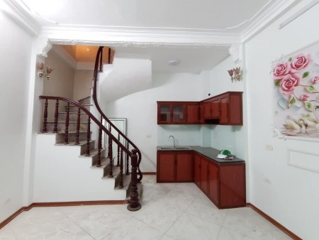 Bán Nhà Lĩnh Nam Hoàng Mai dt 64m2 4 tầng giá 3,5 tỷ có sân để xe riêng, ô tô tránh ngõ