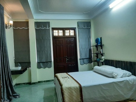 Lạc Long Quân nhà rộng 61m2, 5 tầng, ngõ ôtô tránh. Kinh doanh. An ninh tốt. Giá 8.3 tỷ.