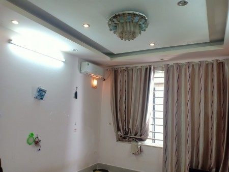 Chủ nhà có lộc mua nhà mới nên cần bán nhà Ngã Tư Sở, 45m2, mặt tiền 4.5 m, ở luôn.