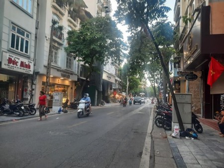 Bàn nhà. đẹp ngõ Quỳnh mặt ngõ xe ra vào thoải mái, không ngập nước, kinh doanh