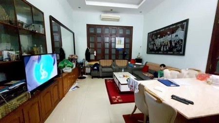 Bán nhà đẹp đường Hoàng Quốc Việt, giá 5.4 tỷ thoáng mát ô tô ra vào, tặng nội thất
