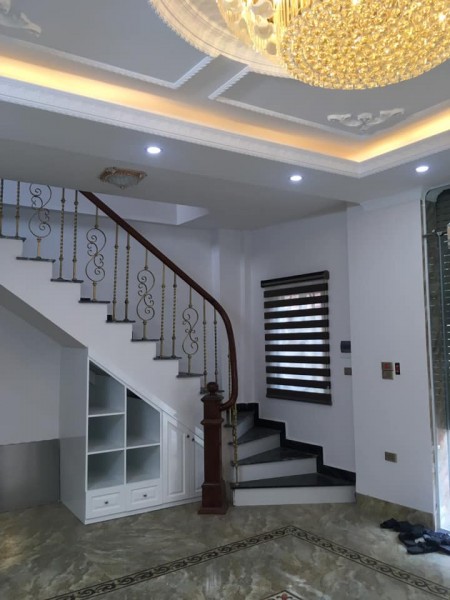 Bán nhà đẹp phố Đức Giang, Long Biên, dt 35m2, mt 6.4m, 5 tầng giá bán 3.5 tỷ, lhcc