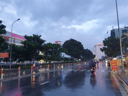 Nhà mới, hiện đại, 5 tầng. Đối diện Aeon Mall - Celadon giá bán nhanh 9,9 tỷ