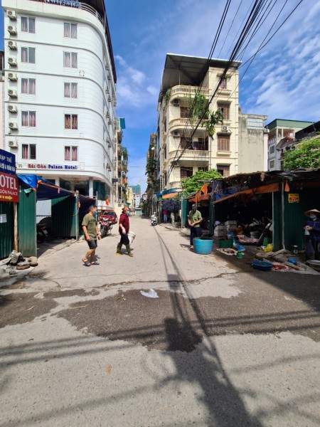 Cho thuê nhà riêng phố Trần Quốc Hoàn: DTSD300m2, ô tô vào tận nhà, giá 18tr