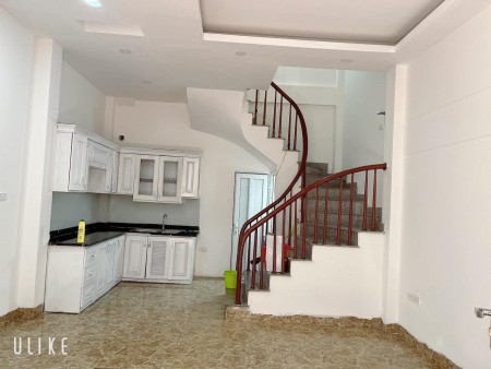 Chính chủ cần bán gấp nhà tại Cầu Giấy,DT 35m2, 5 tầng, giá 4 tỷ, 40m ra mặt phố chính