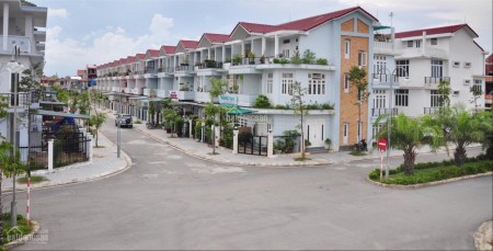 Bán nhà phố leièn kè, mặt tiền đường lớn, kiến trúc đẹp, diện tích sàn: 205m2, giá 4 tỷ