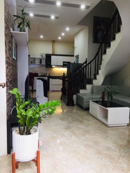 Bán nhà đường Gia Thuỵ, dt 89m2, mt 5.5m, kinh doanh suất, ô tô tránh, giá 7.55 tỷ, sổ đỏ đẹp