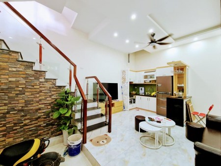 Bán nhà 169 Hoàng Mai, gần ô tô rộng ở luôn, dt 38m2, 4 tầng, 3 pn, giá nhỉnh 3 tỷ