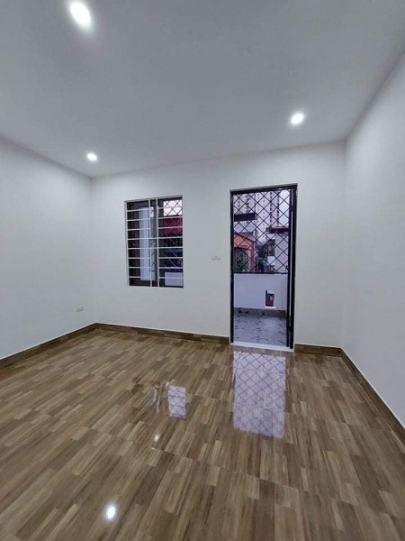 Nhà đẹp ở ngay Ngọc Lâm, Ngõ thông, ô tô đỗ cửa, 5 tầng x 35 m, Chỉ 3,45 tỷ.