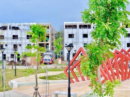 Nhà mới xây mặt tiền 4 công viên lộ giới rộng 25m, vị trí đắc địa, thổ cư 100%