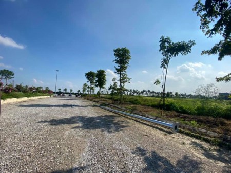 Bán đất giá chất Ngọc Thuỵ diện tích sử dụng 129m2, mặt tiền 17m, giá 5.5 tỷ