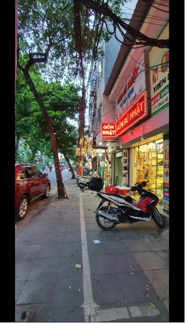 Bán nhà mặt phố Giảng Võ, diện tích 90m2, 4 tầng, Giá 37.8 Tỷ, vỉa hè, kinh Doanh.