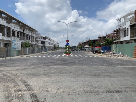 Dãy nhà phố mặt tiền QL1A. Ngay trạm cân cũ - Đối diện Cty ShingMark. Nhà 1 trệt 2 lầu. 100m2