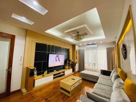 Trung tâm Cầu Giấy nhà đẹp long lanh tặng hết nội thất gần ô tô, 46m2 5 tầng, giá 5.4 tỷ.