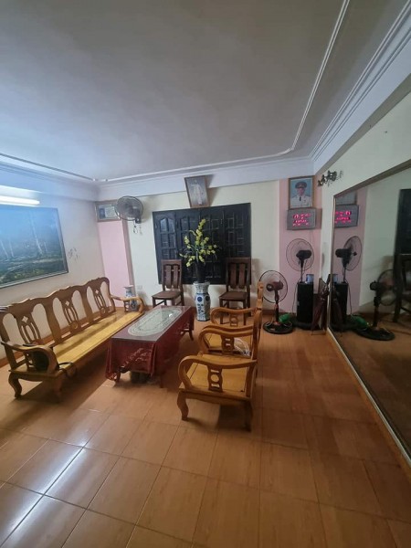Cần bán gấp nhà Trần Quốc Hoàn phân lô, ô tô vào nhà, dt 40 m2, mt 4m, giá bán 7 tỷ