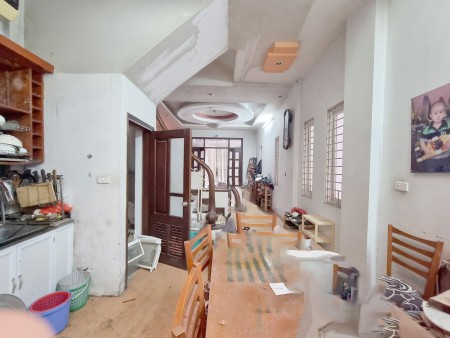 Bán nhà Phố Hào Nam, Đống Đa, DT 62m2 x 5 tầng, mặt tiền 4.5m, giá 3.95 tỷ.