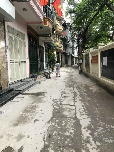 Bán đất Hoàng Hoa Thám, vị trí đắc đị, gần Lăng Bác, Hồ Tây, nhà cách 5m đỗ ô tô, dt 45m, giá hơn 2 tỷ