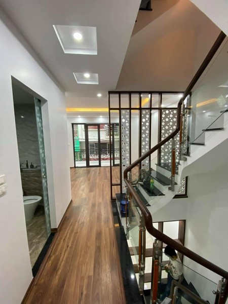 Bán nhà nguyên căn dt 71m2 5 tầng, tặng nội thất xịn, giá 8.2 tỷ, Cù Chính Lan, ô tô đỗ cửa