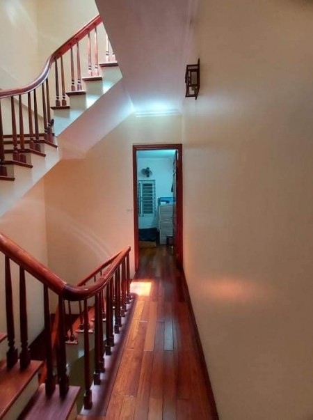 Bán nhà 5 tầng Lạc Long Quân Quận Tây Hồ giá 3,85 tỷ dt 35m2, lh 0983753389