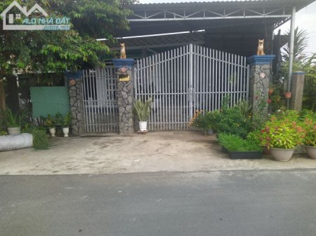 Cần bán lô đất mặt tiền tỉnh lộ 9 Hóc Môn diện tích 100m2 có nhà cấp 4 chỉ 2,8 tỷ