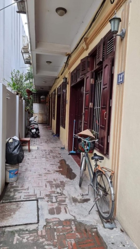 Bán nhà Lạc Long Quân diện tích 50m2, 3 tầng ,mặt tiền 4,3m, giá bán 5.8 tỷ, lhcc