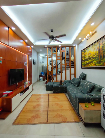 Nhà phố Nguyễn Khang dt 42m2 cách 1 nhà ô tô tránh ở luôn tiện ích đầy đủ.