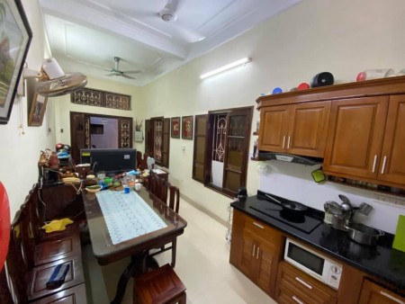 Bán nhà đẹp phố Hào Nam, 6 tầng, 3 phòng ngủ, giá hơn 2 tỷ, ba gác đổ cửa