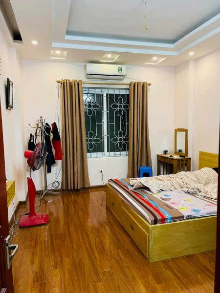 Bán nhà Hoàng Quốc Việt, 33m2, 5 tầng, giá: 3,2 tỷ, gần phố, nhà đẹp, bãi gửi ô tô gần nhà