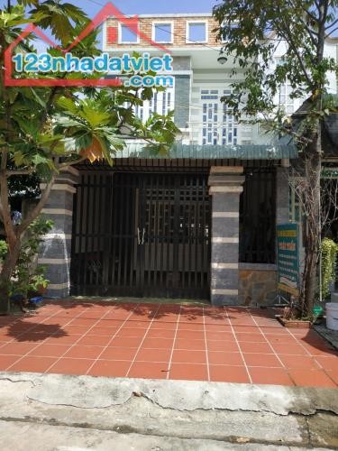Gia đình về Bắc sinh sống cần bán lại căn nhà 1 trệt 1 lầu 125m2, gần khu du lich Đại Nam, dân đông