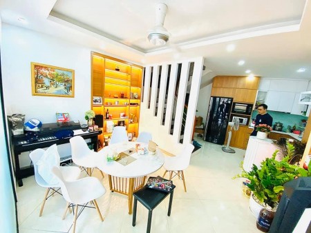 Cần bán gấp nhà phố Võ Chí Công, Cầu Giấy, dt 45m2, 5 tầng, đẹp nhất tài chính 4 tỷ