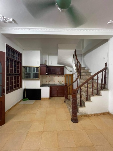 Chỉ nhỉnh 2 tỷ có nhà dt 35m2, 5 tầng, Vĩnh Hưng, mới ở ngay, ô tô đỗ gần, khu vực an sinh tốt