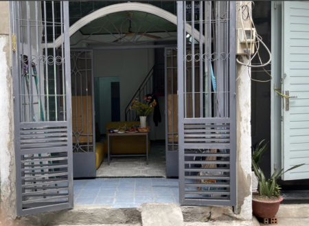 Cần bán nhà tại Quận Tân Bình đường Lạc Long Quân, gần nhà thờ, trường học cửa hàng