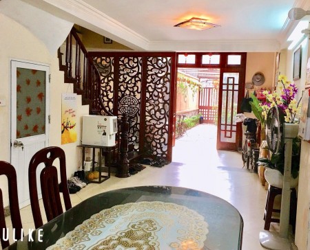 Bán nhà đường Cầu Giấy, 3 bước ra hồ, vị trí đẹp, diện tích 50m2, giá 4 tỷ