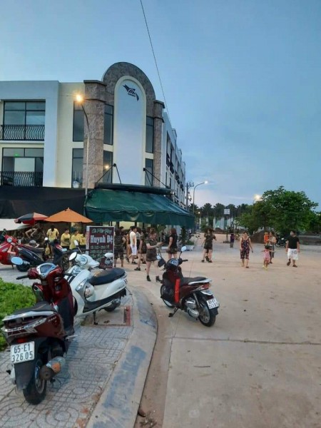 Nhà nguyên căn mặt phố gần sân bay Cần Thơ, giá cực số, bao sang tên, sổ riêng
